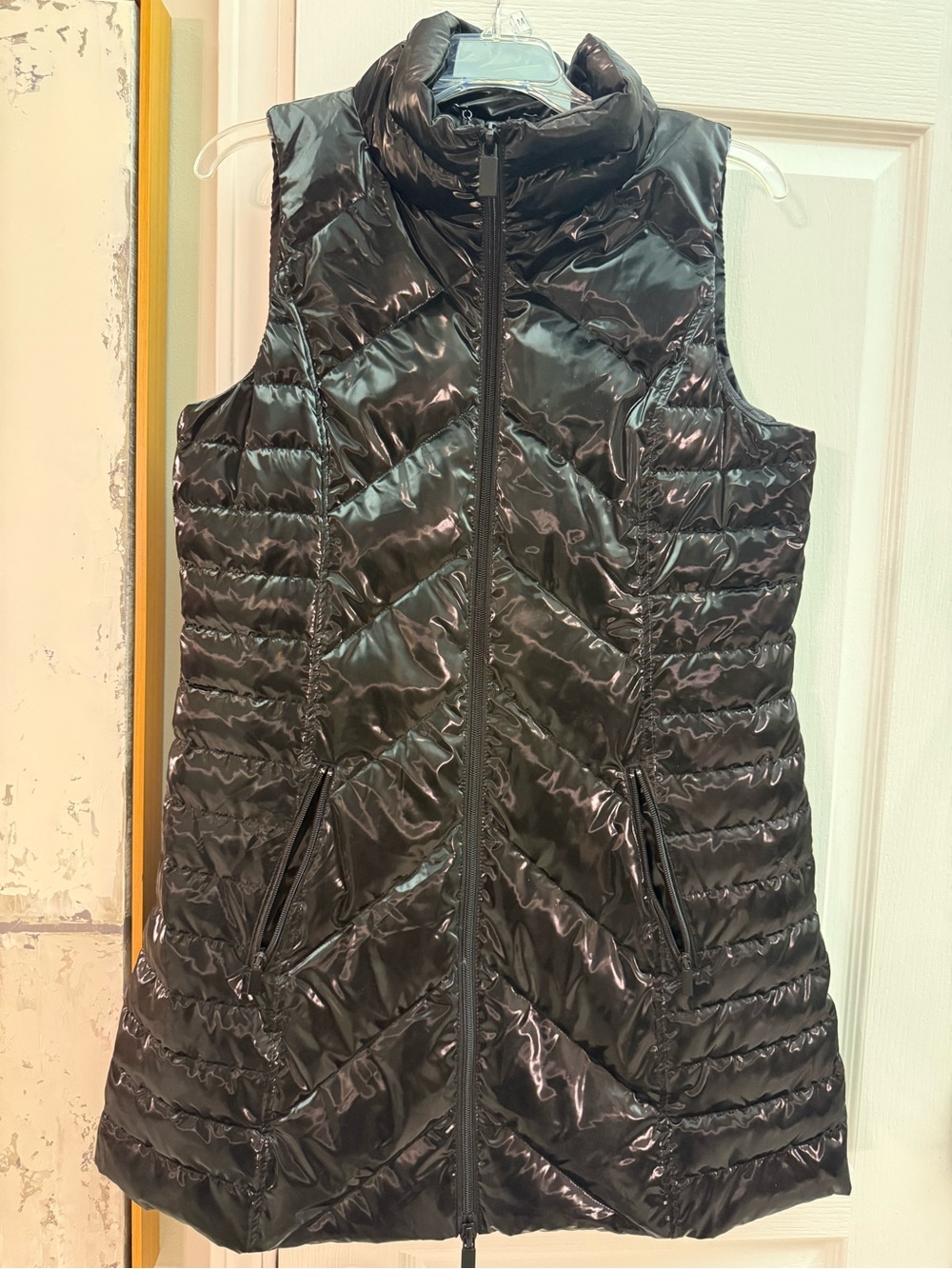 ANORAK Black High-Gloss Patent-Look Chevron Puffer Vest M